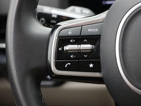 Used 2025 Kia Carnival FWD image 18