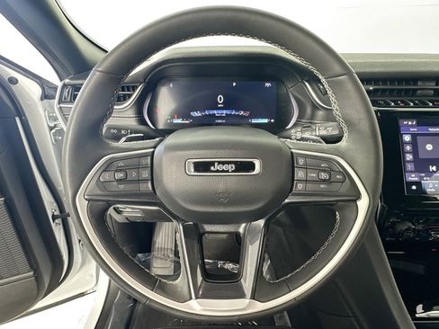 Used 2023 Jeep Grand Cherokee L Laredo image 11