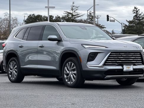 Used 2025 Buick Enclave Preferred image 2