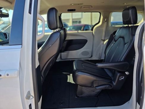 Used 2023 Chrysler Pacifica Touring-L image 19
