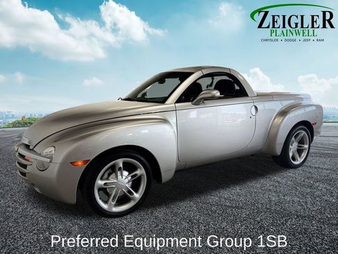 Used 2004 Chevrolet SSR w/ Preferred Equipment Group RWD image 2