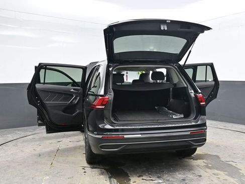 Used 2022 Volkswagen Tiguan SE image 45