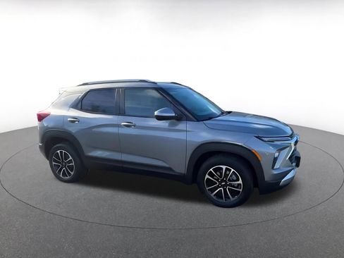 Used 2025 Chevrolet TrailBlazer LT image 2