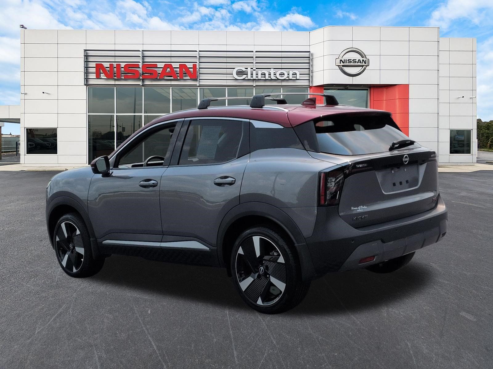 Used 2025 Nissan Kicks SR w/ Illumination Package FWD image 5
