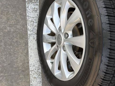 Used 2017 Chrysler Pacifica Touring-L FWD image 44