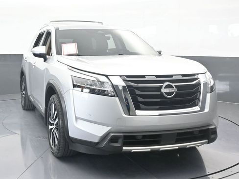 Used 2023 Nissan Pathfinder Platinum image 9