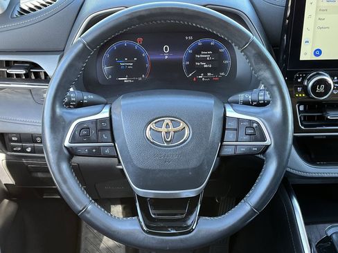 Used 2023 Toyota Highlander Limited FWD image 11