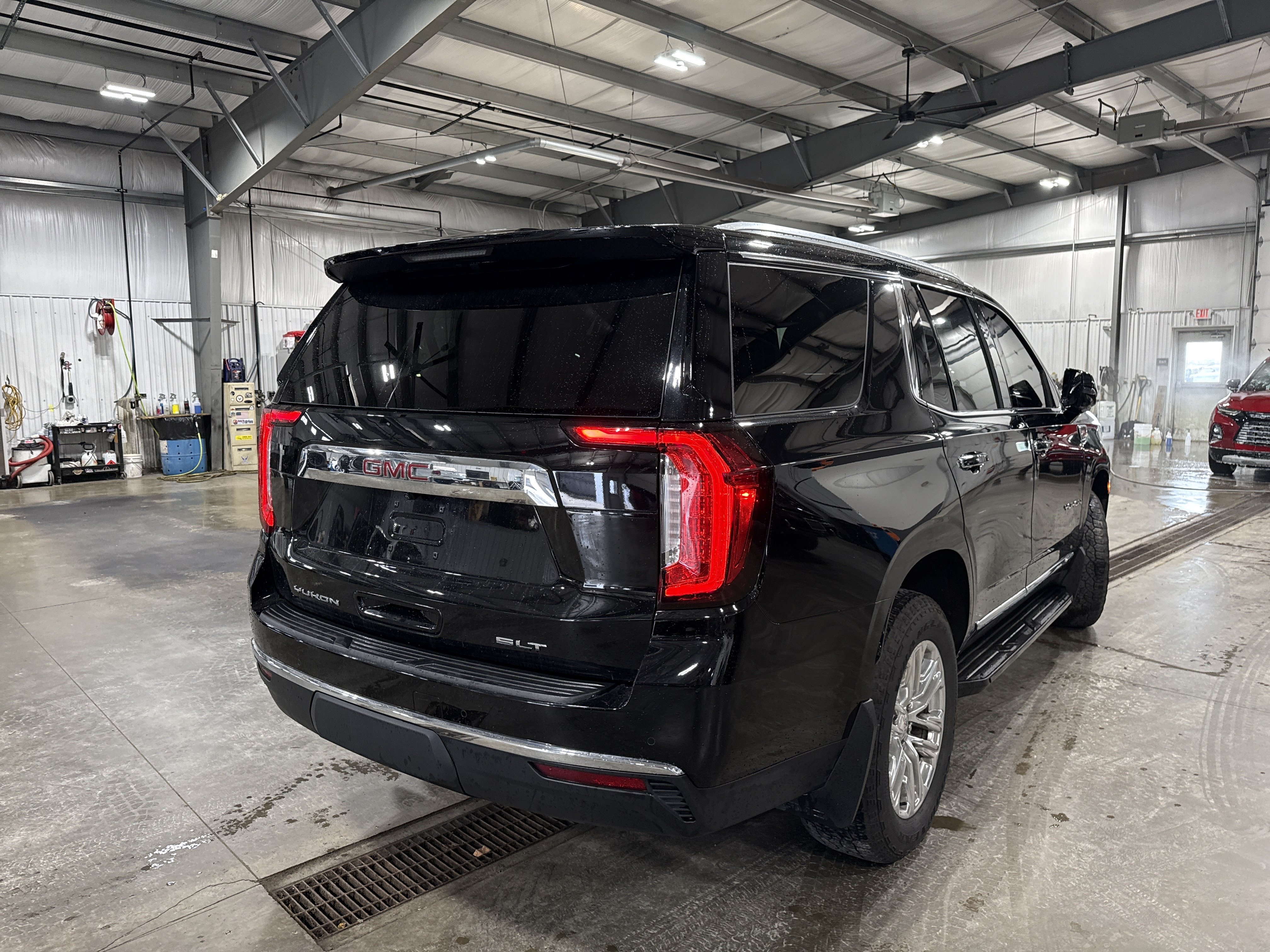 Used 2022 GMC Yukon SLT w/ SLT Luxury Package AWD/4WD image 3