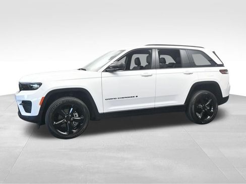 Used 2025 Jeep Grand Cherokee Altitude image 2