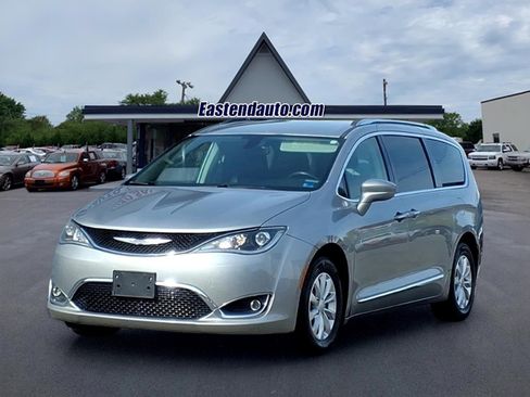 Used 2018 Chrysler Pacifica Touring-L image 1