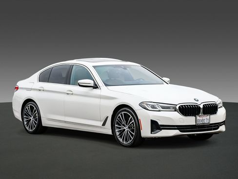 Used 2021 BMW 530e w/ Parking Assistance Package image 5