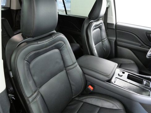 Certified 2025 Lincoln Aviator Reserve w/ Illumination Package image 12