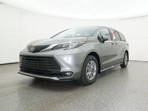 New 2026 Toyota Sienna XLE image 32