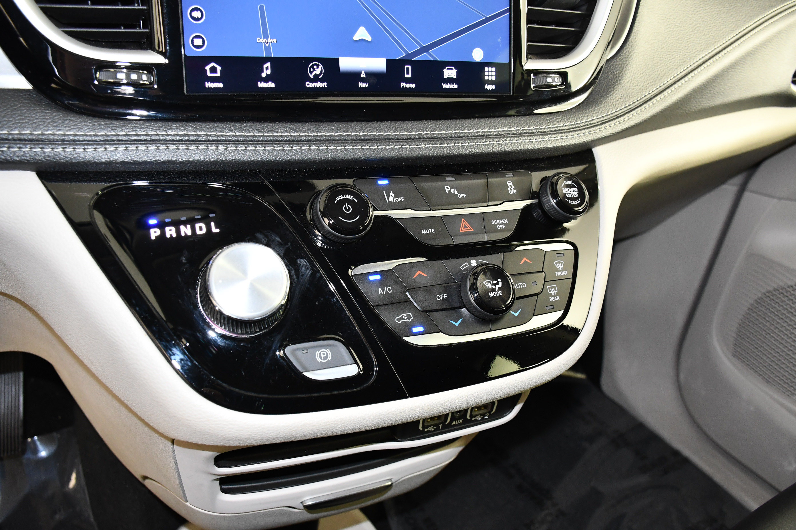 Used 2024 Chrysler Pacifica Limited FWD image 29
