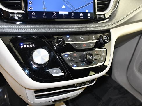 Used 2024 Chrysler Pacifica Limited FWD image 29