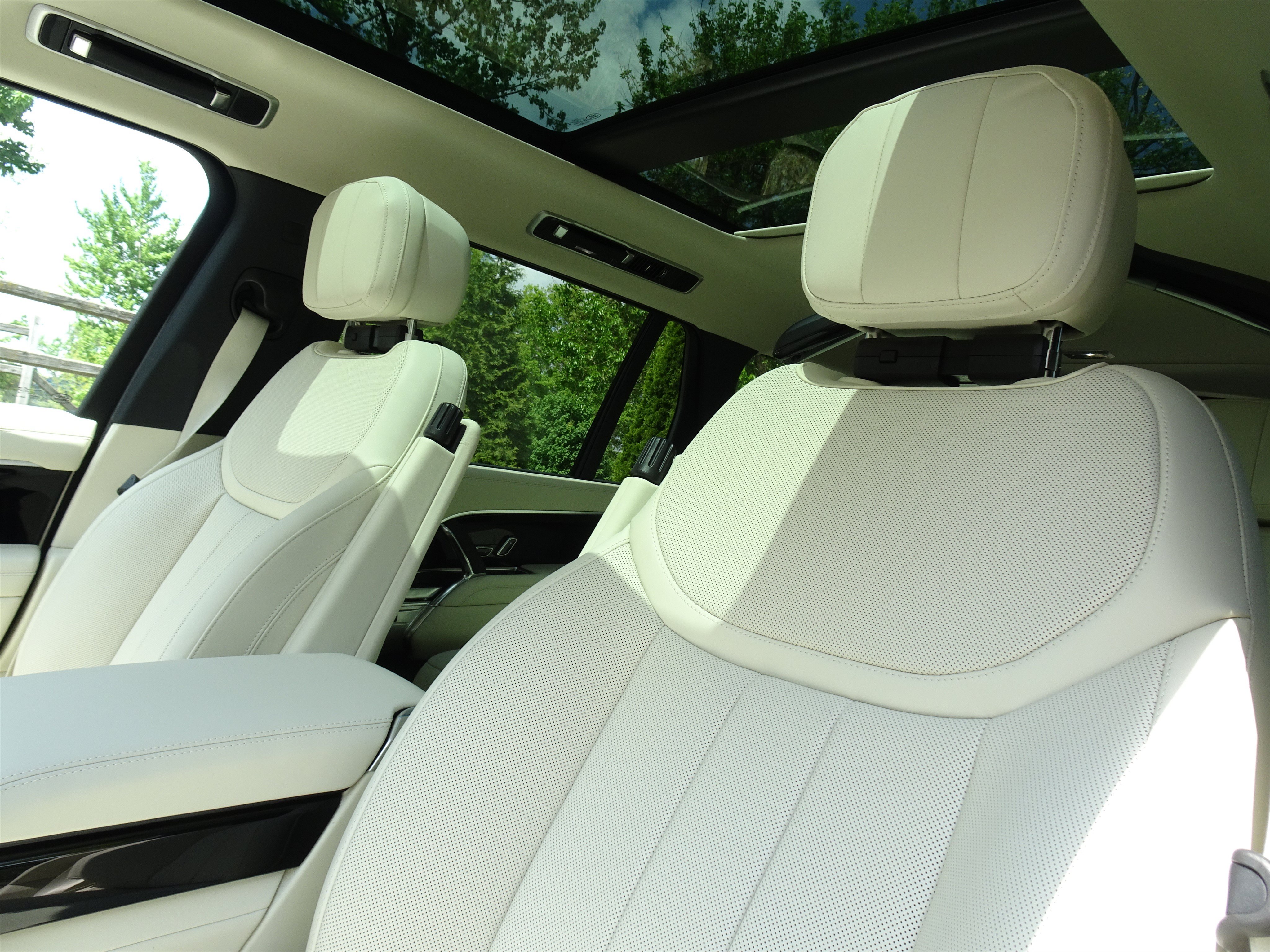 New 2026 Land Rover Range Rover Long Wheelbase SE AWD/4WD image 14