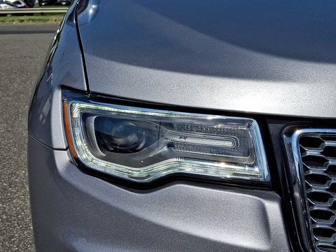 Used 2019 Jeep Grand Cherokee Overland AWD/4WD image 9