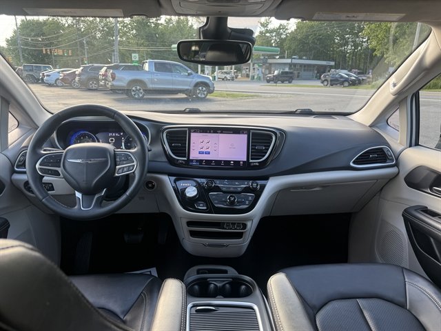 Used 2024 Chrysler Pacifica Touring-L FWD image 27
