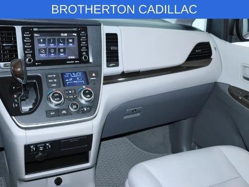 Used 2020 Toyota Sienna XLE w/ XLE Navigation Package FWD image 27