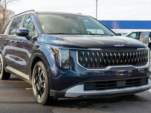 Used 2025 Kia Carnival EX image 4