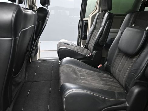Used 2015 Chrysler Town & Country Limited image 13