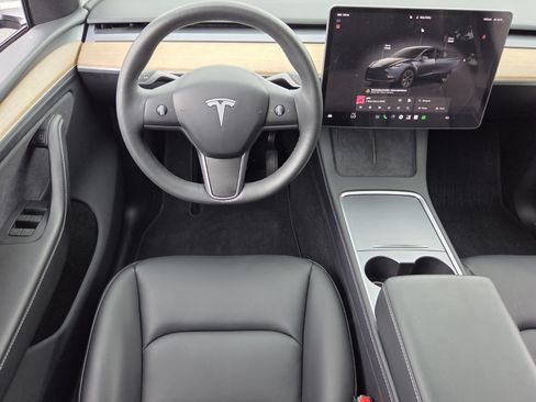 Used 2024 Tesla Model Y 2WD image 11