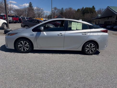 Used 2017 Toyota Prius Prime Premium FWD image 2