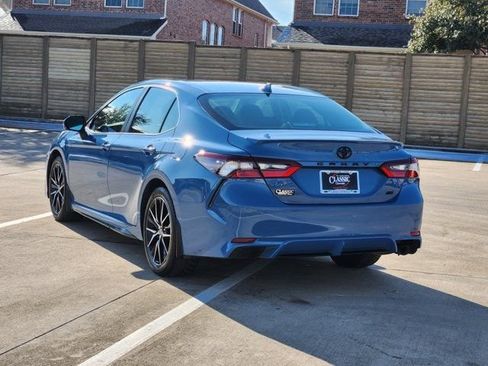 Used 2024 Toyota Camry SE image 3