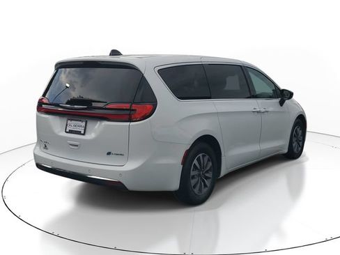 Used 2024 Chrysler Pacifica Limited FWD image 4