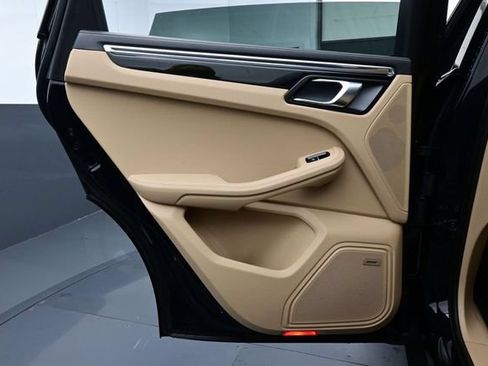 Certified 2025 Porsche Macan AWD/4WD image 13
