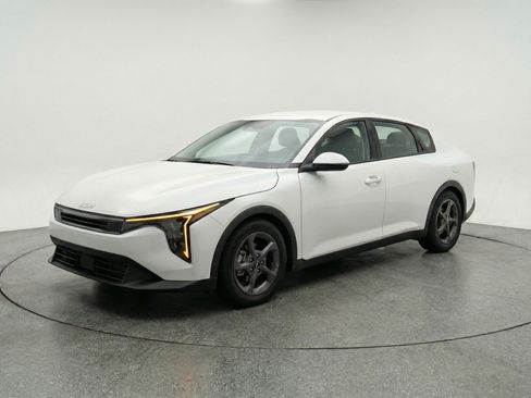 Used 2025 Kia K4 LXS image 3