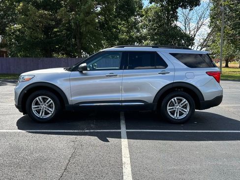 Used 2021 Ford Explorer XLT w/ Equipment Group 202A image 4