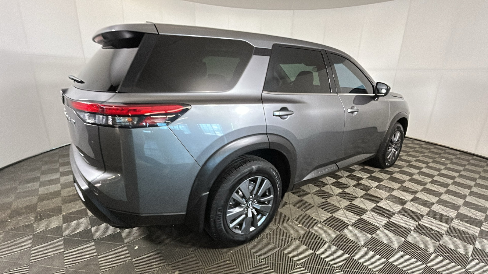Used 2023 Nissan Pathfinder S AWD/4WD image 3