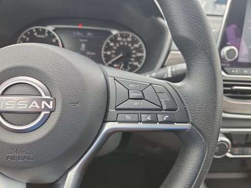 Used 2025 Nissan Altima 2.5 SV FWD image 12