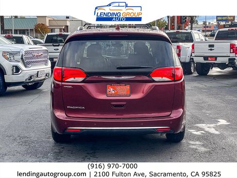 Used 2018 Chrysler Pacifica Touring-L image 3