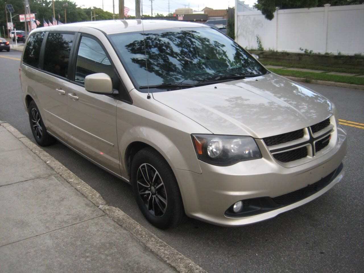 Used 2015 Dodge Grand Caravan R/T w/ Driver Convenience Group FWD image 2