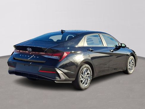 Used 2024 Hyundai Elantra SEL image 6