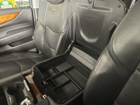Used 2017 Cadillac Escalade ESV Luxury image 32