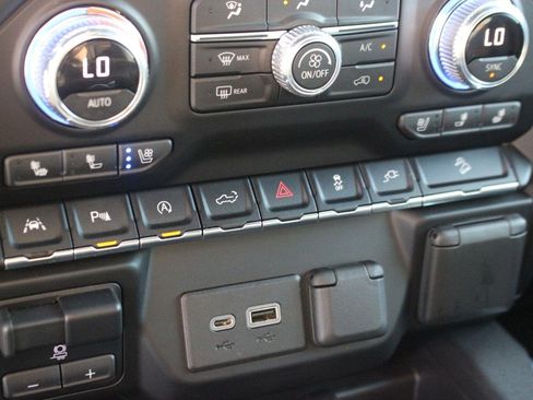 Used 2021 GMC Sierra 1500 AT4 w/ AT4 Value Package AWD/4WD image 28