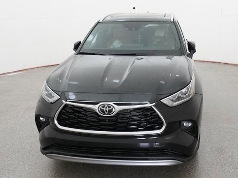 New 2026 Toyota Highlander Platinum image 2