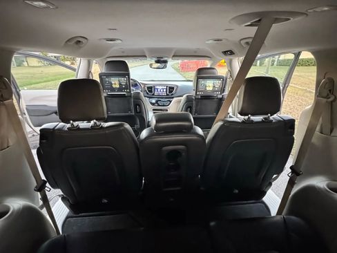 Used 2018 Chrysler Pacifica Touring-L Plus w/ Advanced Safetytec Group image 18