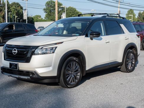 Used 2023 Nissan Pathfinder SL w/ SL Premium Package AWD/4WD image 6