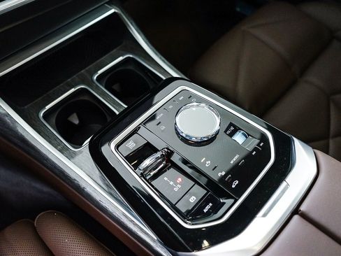 Used 2025 BMW 740i w/ Premium Package RWD image 24