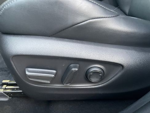 Used 2024 Toyota Venza XLE image 19