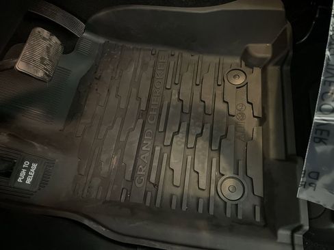 Used 2020 Jeep Grand Cherokee Laredo image 29