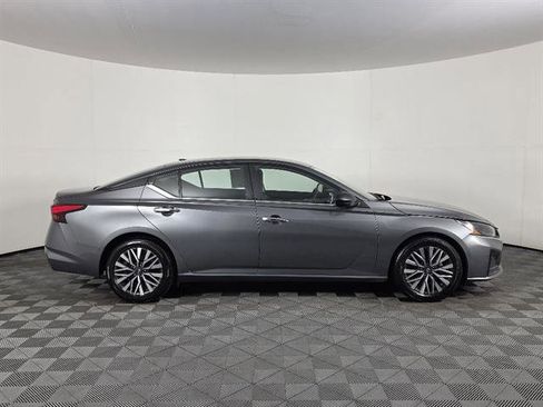 Used 2024 Nissan Altima 2.5 SV FWD image 2