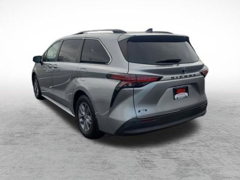 Used 2021 Toyota Sienna XLE AWD/4WD image 5