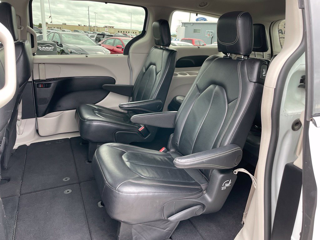 Used 2022 Chrysler Pacifica Touring-L FWD image 8