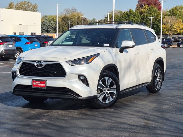 Used 2024 Toyota Highlander XLE AWD/4WD image 2