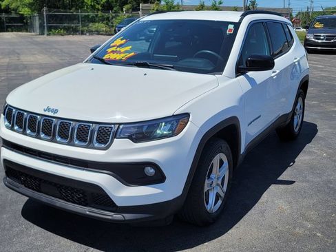 Used 2024 Jeep Compass Latitude AWD/4WD image 3
